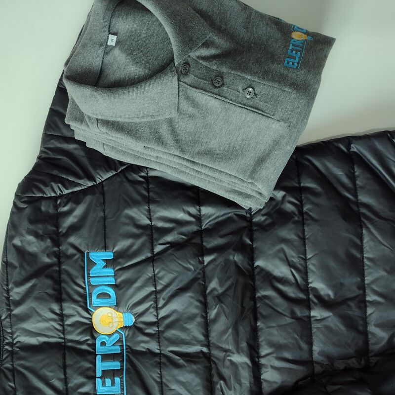 Uniformes com logo da empresa
